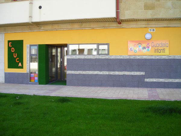 Fachada amarilla de la guardería en Arroyo de la Encomienda