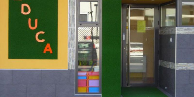 Puerta de acceso a guardería decorada con papeles