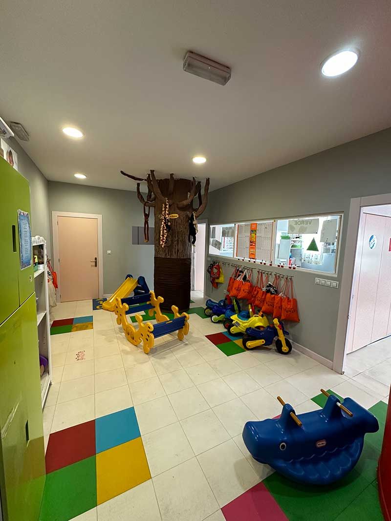 Entrada de guardería con juguetes y decoración de papel