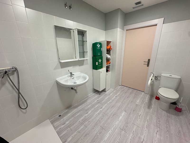Cuarto de baño completo adaptado