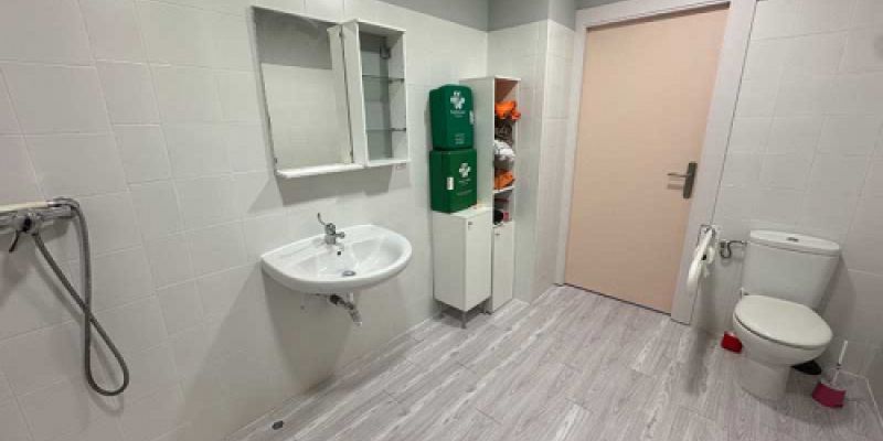 Cuarto de baño completo adaptado