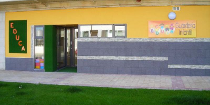 Fachada amarilla de la guardería en Arroyo de la Encomienda