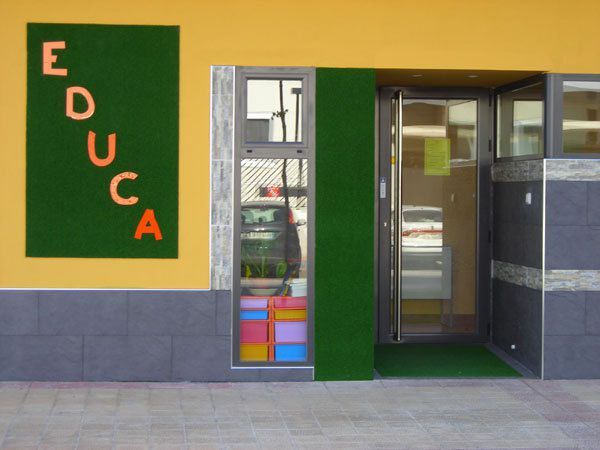 Puerta de acceso a guardería decorada con papeles