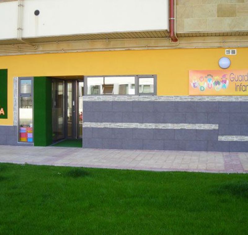 Fachada amarilla de la guardería en Arroyo de la Encomienda