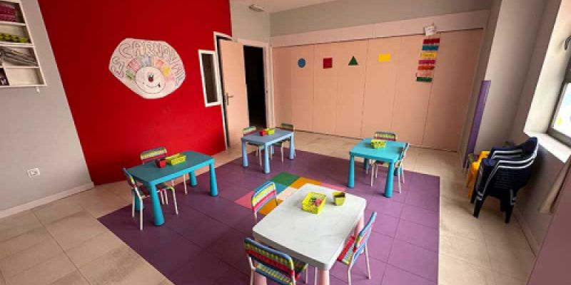 Aula infantil con mesitas y sillas