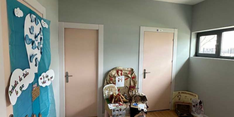Silla con regalos y juguetes infantiles