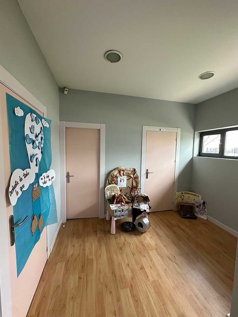Silla con regalos y juguetes infantiles