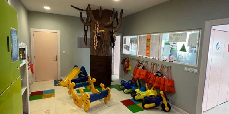 Entrada de guardería con juguetes y decoración de papel