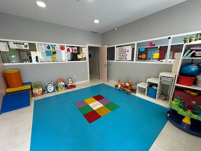 Aula infantil de juegos con suelo azul