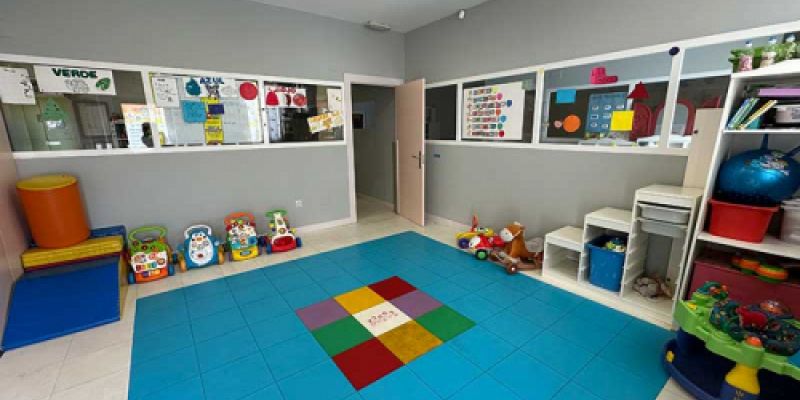 Aula infantil de juegos con suelo azul